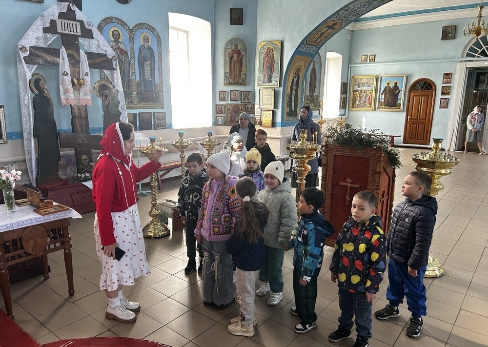 ДОШКОЛЬНИКИ И СТАРШЕКЛАССНИКИ В КАЗАНСКОМ ХРАМЕ Г. КУСА
